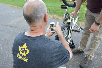 Image d’un bénévole de la GRC en train d’inscrire un vélo dans le registre 529 Garage