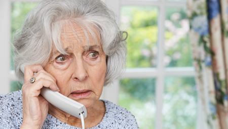 Personne âgée inquiète au téléphone