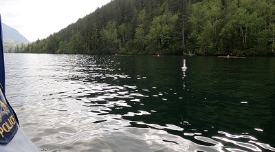  Boué et de canoës sur le lac Cultus