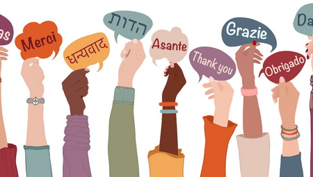 Photo de mains tenant des pancartes indiquant "merci" en plusieurs langues.